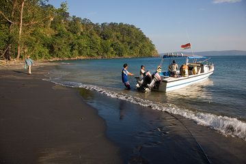 Landing on the beach of Rakata (Photo: Tom Pfeiffer)