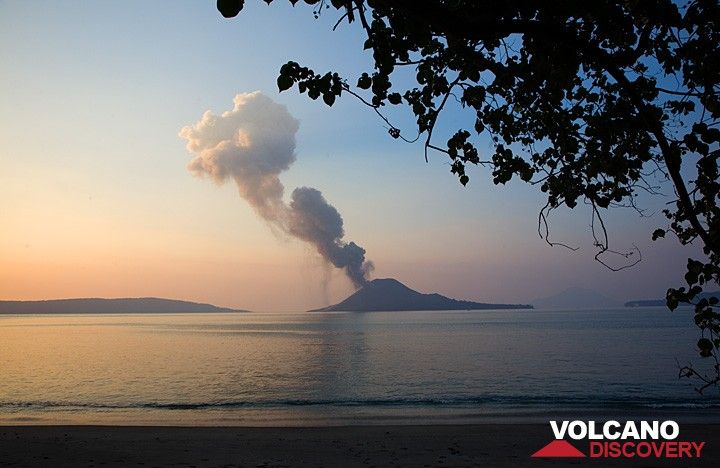 Abendstimmung am Krakatau (Photo: Tom Pfeiffer)