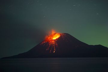 Long expure shot of an eruption at night. (Photo: Tom Pfeiffer)