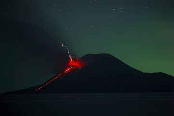 Eruption with strong lightning at night. (Photo: Tom Pfeiffer)
