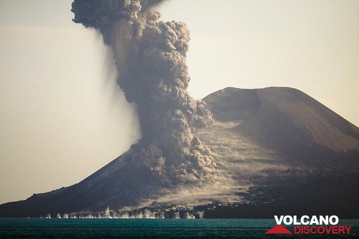Ein heftiger vulkanianischer Ausbruch, der viele Geschosse ins Meer schleudert. (Photo: Tom Pfeiffer)
