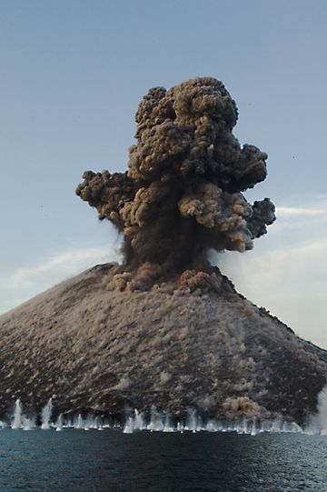 Eine schwere Salve Bomben trifft ins Wasser, teilweise recht weit von der Küste entfernt. (Photo: Iris Karinkanta)