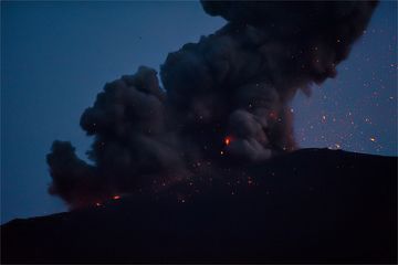 Ash cloud erupted at night. (Photo: Jorge Santos)