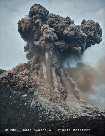 Nach 36 Stunden Pause in Aktivität zwischen Abend des 30. Juni und am Morgen vom 2. Juli Anak Krakatau begann wieder mit leistungsstarken vulkanianische Explosionen. Die größte dieser Explosionen waren eine Inflation vorangestellt und schütteln der aktiven Kegel- oder Lava-Dome, Triggerung Fels-Folien aus seine Flanken, bis der Stecker in riesige Explosionen Auswerfen einer Rapdly Erweiterung Masse der glühende Lava, wich Solid Steine, und große Mengen an Asche, die Federn des bis zu 2 km Höhe. Siehe auch  Diese Seite. (Photo: Jorge Santos)