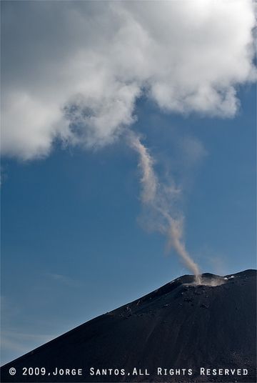 Pendant un intervalle de calme, une  turbulence forme une mini tornade transportant des cendres dissipée dans l'air à la base du cratère. (Photo: Jorge Santos)