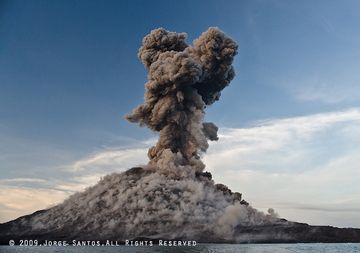 Eine andere Explosion am 3. Juli hat den Kegel mit Einschlägen übersäht, während die Aschenwolke nach oben steigt. (Photo: Jorge Santos)