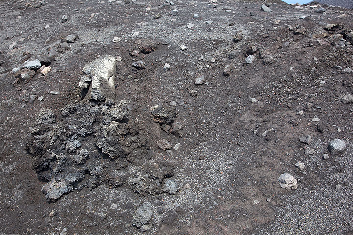 Un cratère d'impact d'une bombe de lave (Photo: Tom Pfeiffer)