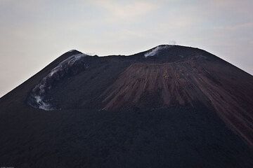Der neue Kegel, der einem Lavadom ähnelt, im Krater. Seit vielen Stunden hat es keine Aktivität gegeben und der Schlot ist verstopft; nur einzelne Fumarolen lassen geringe Mengen an Gasen entweichen.  (Photo: Tom Pfeiffer)