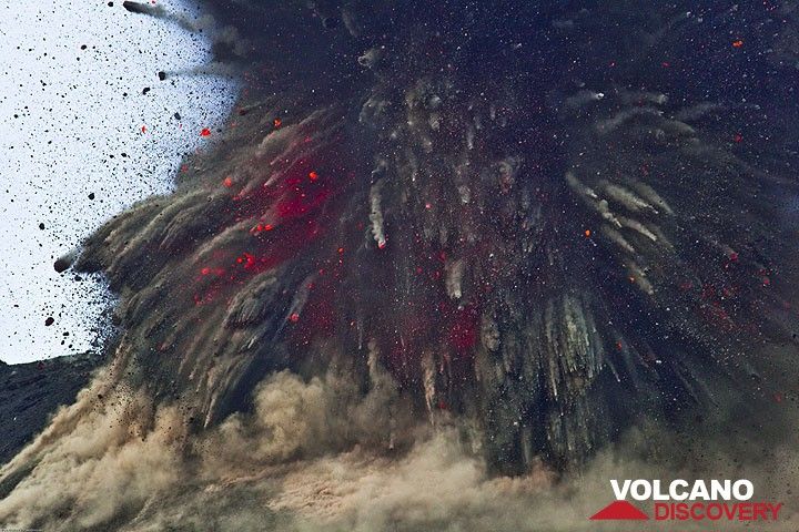 Zoom auf die explodierende Masse über dem Krater. Nur wenige der Blöcke sind tatsächlich rotglühend (was bedeutet, dass bei solchen Ausbrüchen bei Nacht nur die wenigsten Blöcke sichtbar sind). (Photo: Tom Pfeiffer)