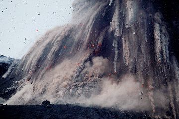 Die größten Blöcke fallen gefolgt von unheimlichen riesigen Aschefingerspuren nieder. Am Boden des Ausbruchs bilden sich pyroclastic flows. (Photo: Tom Pfeiffer)