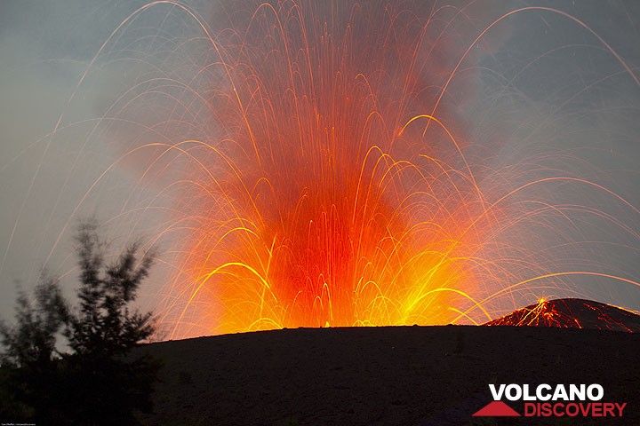 Glowing blocks during an eruption seen from Anak Krakatau against a moon-lit sky. (Photo: Tom Pfeiffer)