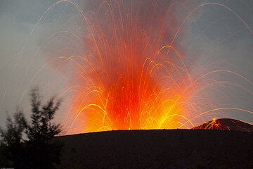 Glowing blocks during an eruption seen from Anak Krakatau against a moon-lit sky. (Photo: Tom Pfeiffer)