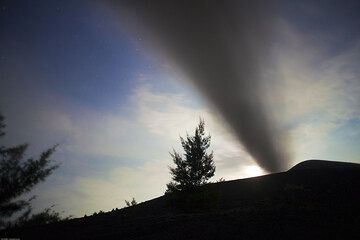 Ash plume drifting over us against a full-moon lit sky. (Photo: Tom Pfeiffer)