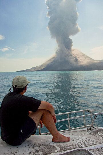 Während die Asche des ersten Ausbruchs noch herabregnet, ereignet sich ein zweiter, aber wesentlich schwächerer Ausbruch. Bei den heftigen Explosionen konnten wir oft beobachten, wie nach einem ersten heftigen Ausbruch eine Serie von schwächer werdenden Ausbrüchen folgt. Wahrscheinlich kann dies durch progressiven explosiven Druckentlastung immer weiter unten im Schlot erklärt werden. (Photo: Tom Pfeiffer)