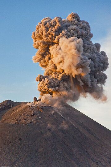 Vulcanian explosion at Krakatau volcano (Photo: Tom Pfeiffer)