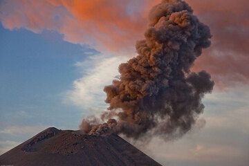 Eine dritte Explosion ereignet sich, ist aber viel schwächer. Tatsächlich erreicht nur die Asche den Kraterrand. (Photo: Tom Pfeiffer)