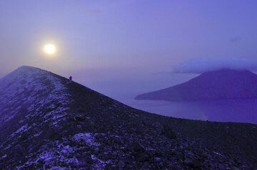 Full moon rise from the crater rim. (Photo: Andi Rosadi)