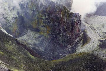 In the place of the Jan-May lava dome was a twin shallow pit crater surrounded by hot ground with extensive fumarole deposits. (Photo: Tom Pfeiffer)