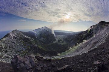 The crater of Anak Krakatau as seen in early July from the eastern rim. (Photo: Tom Pfeiffer)