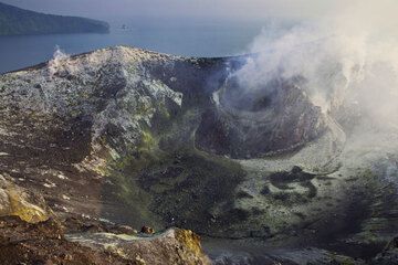 It was difficult to photograph the crater because most of the time it was filled with gas. (Photo: Tom Pfeiffer)