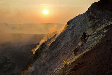 Yellow sunlight filtered by the setting sun. (Photo: Tom Pfeiffer)