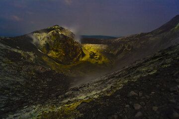 At night, there were a few glowing spots in the wall behind the crater and from a small fumarole at a block in front of it. (Photo: Tom Pfeiffer)