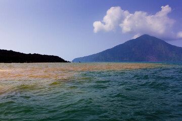 Discolored water and Rakata in the background. (Photo: Tom Pfeiffer)