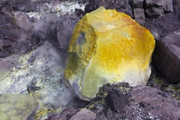 Yellow block coated by oxides and sulfur. (Photo: Tom Pfeiffer)