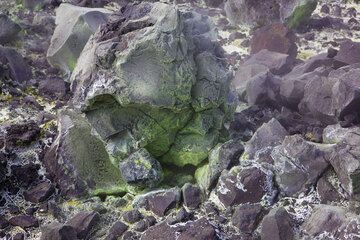 Sublimating sulfur covers blocks and gives them a greenish-yellowish stain. (Photo: Tom Pfeiffer)