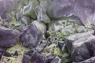 Oxidized and sulfur-covered blocks. (Photo: Tom Pfeiffer)