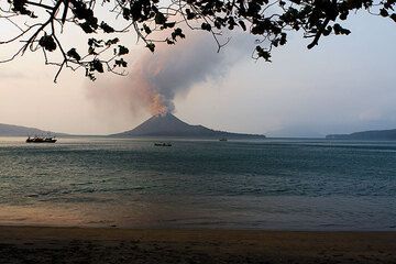 Ash emission from Anak Krakatau seen from Rakata during the day. (Photo: Tom Pfeiffer)