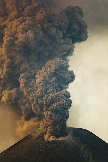 Emission de cendres le soir. Les colonnes éruptives arrivent à plus d'un kilomètre de hauteur. (Photo: Tom Pfeiffer)