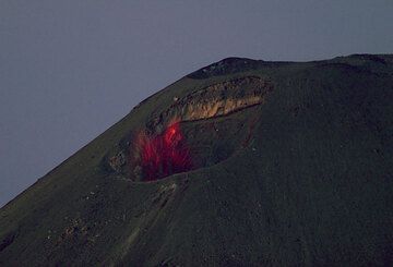 At dusk, the glow of hot ash and small hot scoria and blocks ejected in a small explosion becomes visible. (Photo: Tom Pfeiffer)