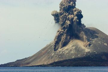 The largest blocks are meter-sized and drag a thick trail of ash behind. (Photo: Tom Pfeiffer)