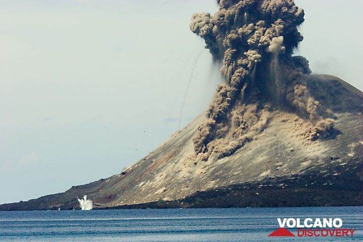 Blocks land all over the cone of Anak Krakatau where the impacts stir up dust. A few even land in the sea. (Photo: Tom Pfeiffer)