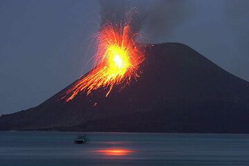 Bright strombolian explosion at Anak Krakatau (Photo: Tom Pfeiffer)