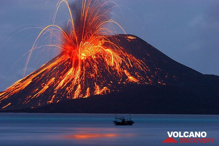 Ein heftiger Ausbruch lässt glühende Bomben auf den Kegel des Anak Krakatau herabregnen. (Photo: Tom Pfeiffer)