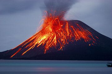 Strong eruption on the evening of 21 Nov. (Photo: Tom Pfeiffer)