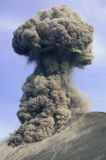 Mushroom cloud after a vulcanian-style eruption. (Photo: Tom Pfeiffer)