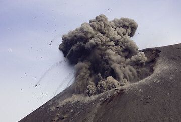 Blöcke sausen durch die Luft nach einer kleinen bis mittleren Explosion. (Photo: Tom Pfeiffer)