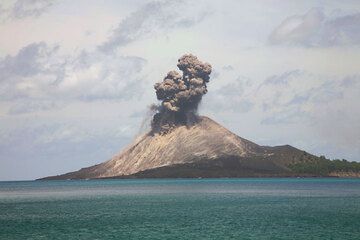 Series of a typical explosion (2); most blocks have now landed on the flank of the cone and the plume starts to rise.  (Photo: Tom Pfeiffer)
