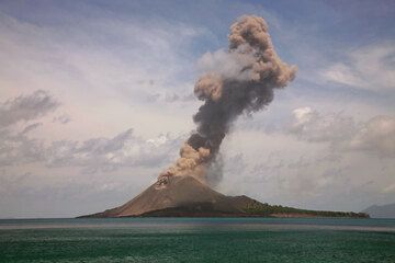 Series of a typical explosion (4); the plume has now reached more than 1 km height above the crater and is higher than the lowest clouds. (Photo: Tom Pfeiffer)