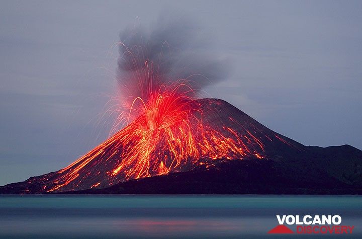 Evening of 21.11.: A powerful blast throws bombs and blocks all over the old cone of Anak Krakatau. After dusk, many of the blocks are glowing dull to bright red. Sometimes, such blasts were accompanied by loud detonations. (Photo: Tom Pfeiffer)