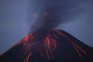 Ash rich explosion early on 22 Nov. (Photo: Tom Pfeiffer)