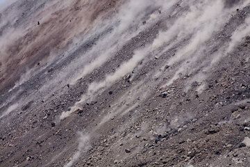 Dust left from small impacts blown uphill by the wind. (Photo: Tom Pfeiffer)