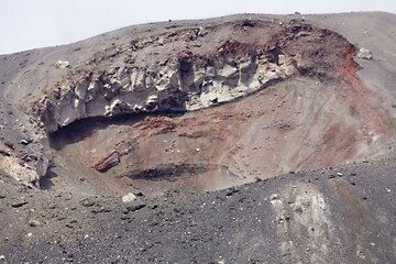 The new crater of the ongoing eruption, now beteween 50 and 75 meters wide, formed on the upper south flank of the main cone beneath the older summit crater. (Photo: Tom Pfeiffer)