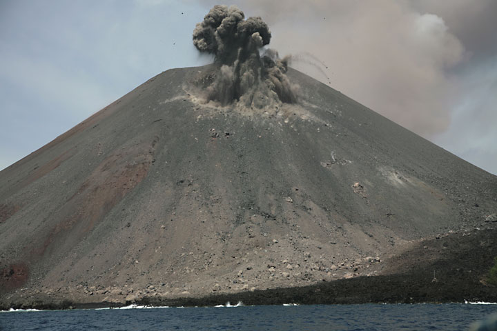 krakatau_e32584.jpg (Photo: Tom Pfeiffer)