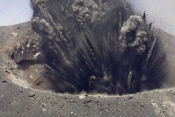 Erupción de anak Krakatau 2007: detalles (Photo: Tom Pfeiffer)