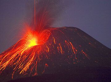 22 Nov: Anak Krakatau's eruption look like Stromboli now... (Photo: Tom Pfeiffer)