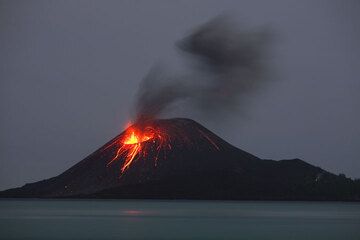 Weak explosions and near-continuous spattering from the vent in the lower left of the crater; only minor amounts of ash are produced. (22 Nov evening)  (Photo: Tom Pfeiffer)